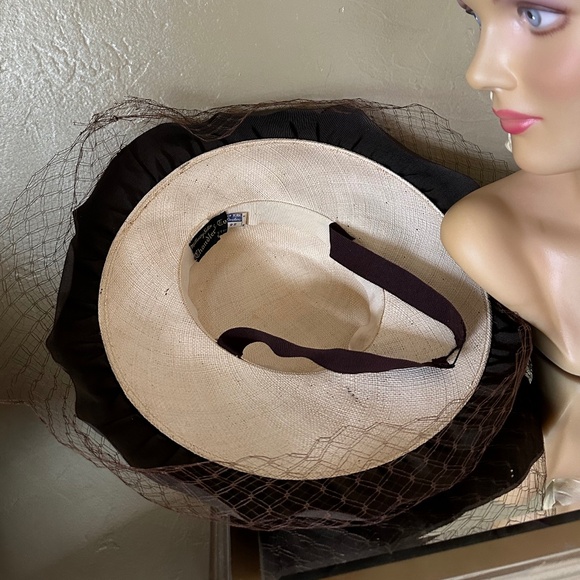 CHARISMATIC 1940s' NATURAL STRAW WIDE BRIM TILT HAT + VEIL + GROSGRAIN TRIM - Picture 10 of 11